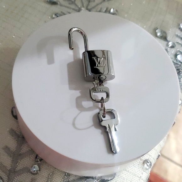 BN LOUIS VUITTON SILVER LOCK AND TWO KEYS - Picture 4 of 6